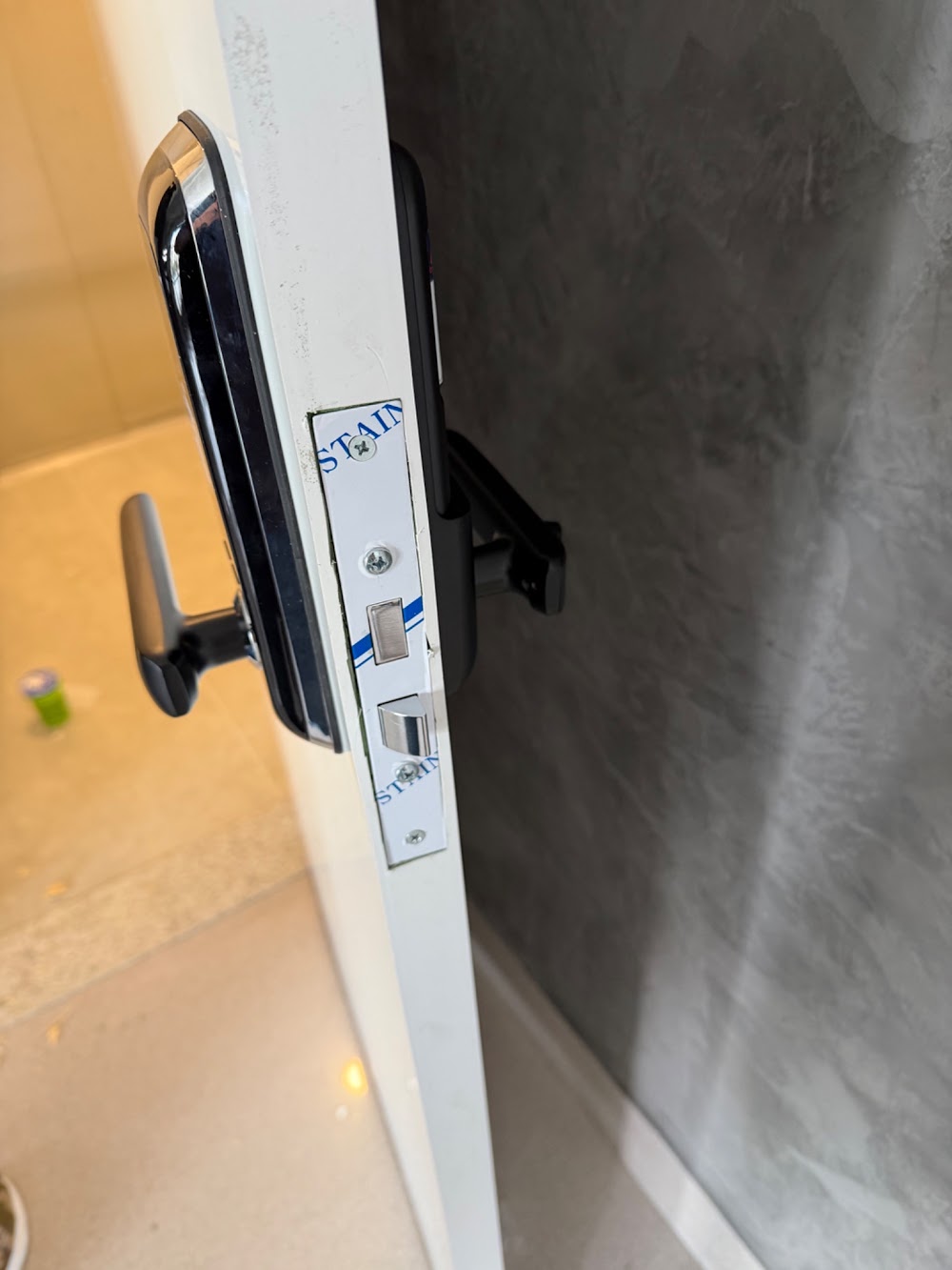 Fechadura eletrônica instalada em uma porta residencial