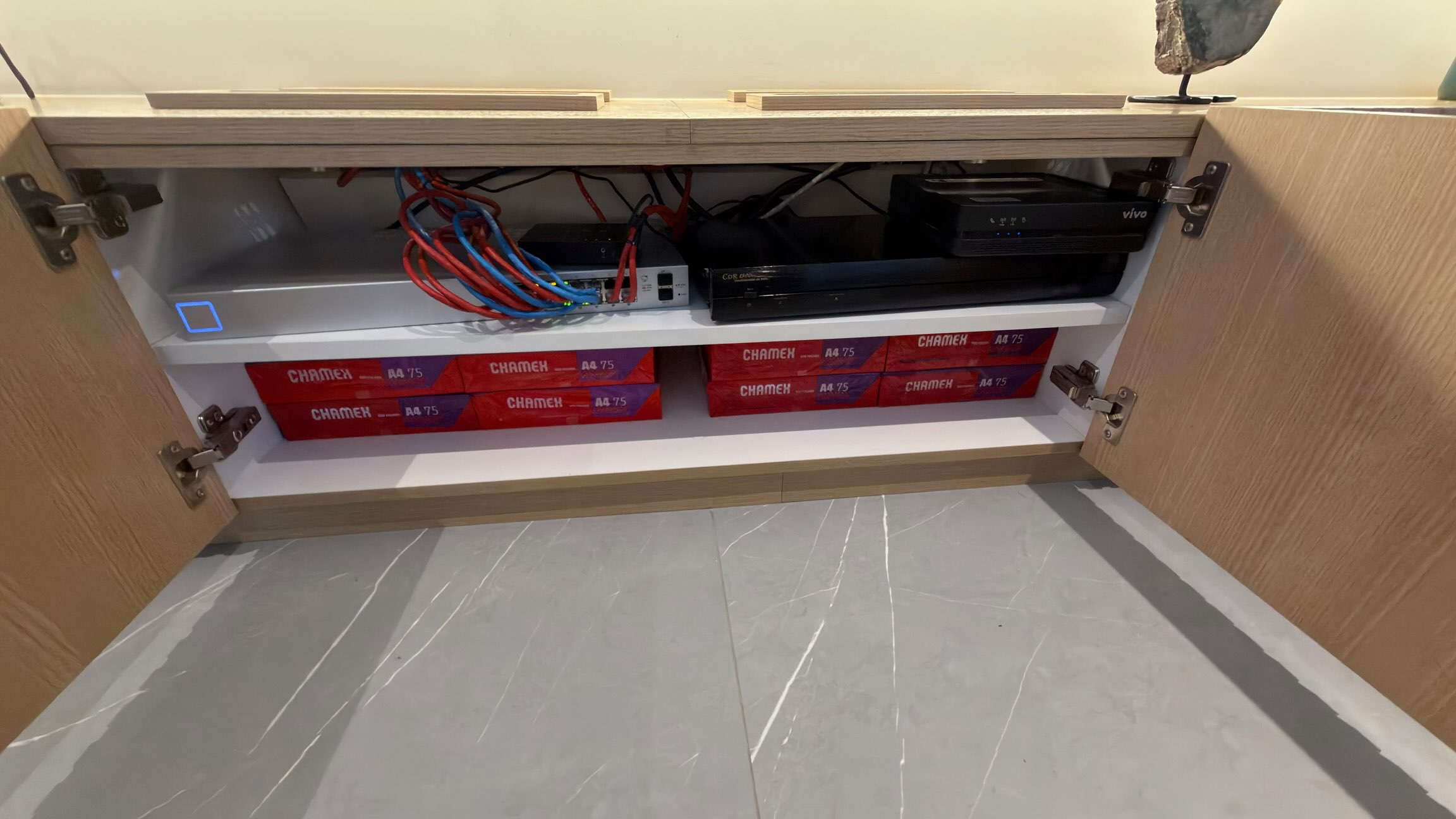 Equipamentos e cabeamento de rede organizados em um armário