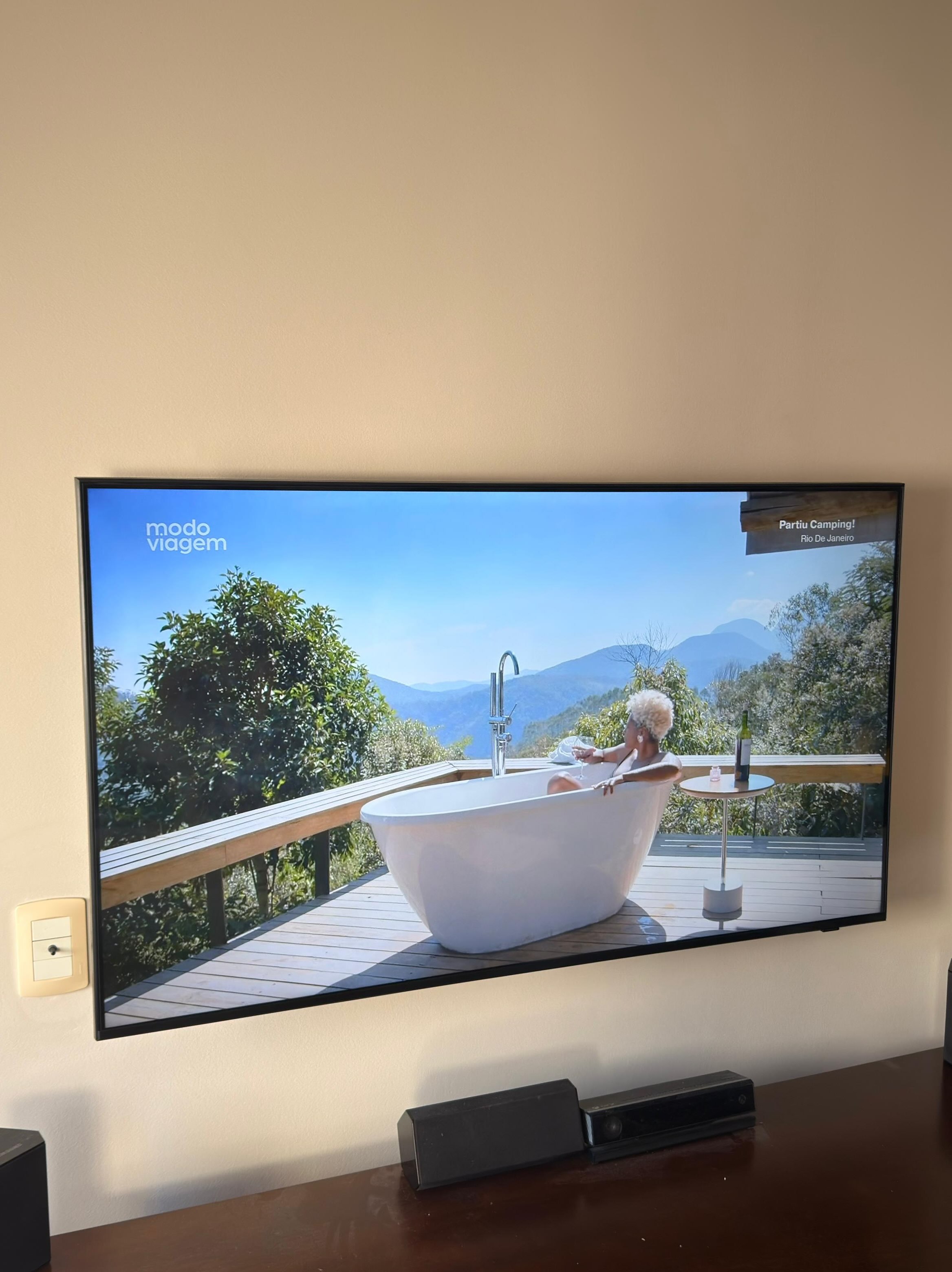 Televisor instalado na parede com soundbar em uma residência atendida pela G Automação